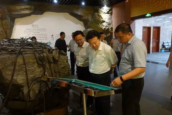 考察组一行在国际绿松石博物馆参观