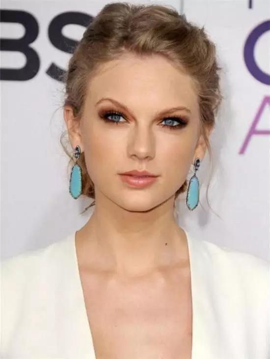 Taylor Swift佩戴的绿松石耳环